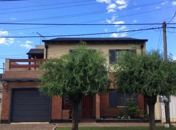 Casa · 208m² · 5 Ambientes · 1 Cochera · Casa en Lote Propio de 5 Amb con Jardin y Quincho