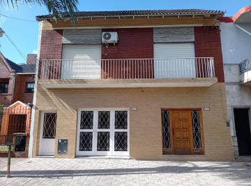 Casa · 190m² · 4 Ambientes · 2 Cocheras · Casa de 5 Amb. con Cocheras Para Varios Auto y Fondo Libre