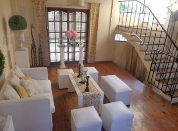 Casa · 245m² · 8 Ambientes · 1 Cochera · Casa - Zarate
