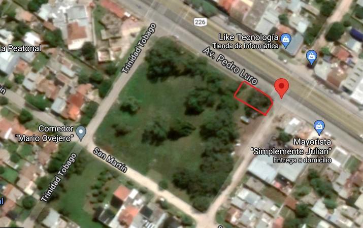 Lote en esquina sobre vereda par, 299m² — Av. Luro y Guayana