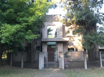 Casa · 260m² · 4 Ambientes · 2 Cocheras · Casa en Venta: 5 Ambientes: Parque Leloir
