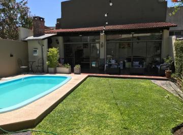 Casa · 147m² · 3 Dormitorios · 1 Cochera · Casa - Adrogue