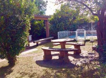 Casa · 141m² · 3 Ambientes · 1 Cochera · Chalet en Venta en Villa Luzuriaga