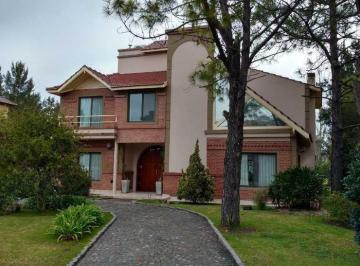 Casa · 325m² · 7 Ambientes · Chalet en Venta en Canning