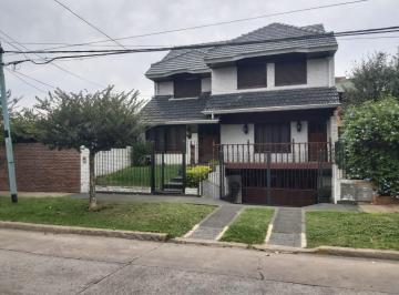 Casa de 5 ambientes, Almirante Brown · Chalet de Categoría en Muy Buena Ubicación