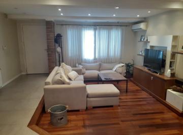 Casa de 6 ambientes, Quilmes · Chalet con Pileta en Quilmes Residencial. Totalmente Reciclado.