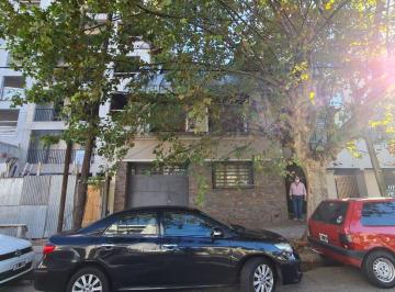 Casa · 150m² · 4 Ambientes · 2 Cocheras · En Venta en El Palomar Propiedad Sobre Lote de 8,66x35 Entre Dos Edificios, Ideal Para Inversor. Par