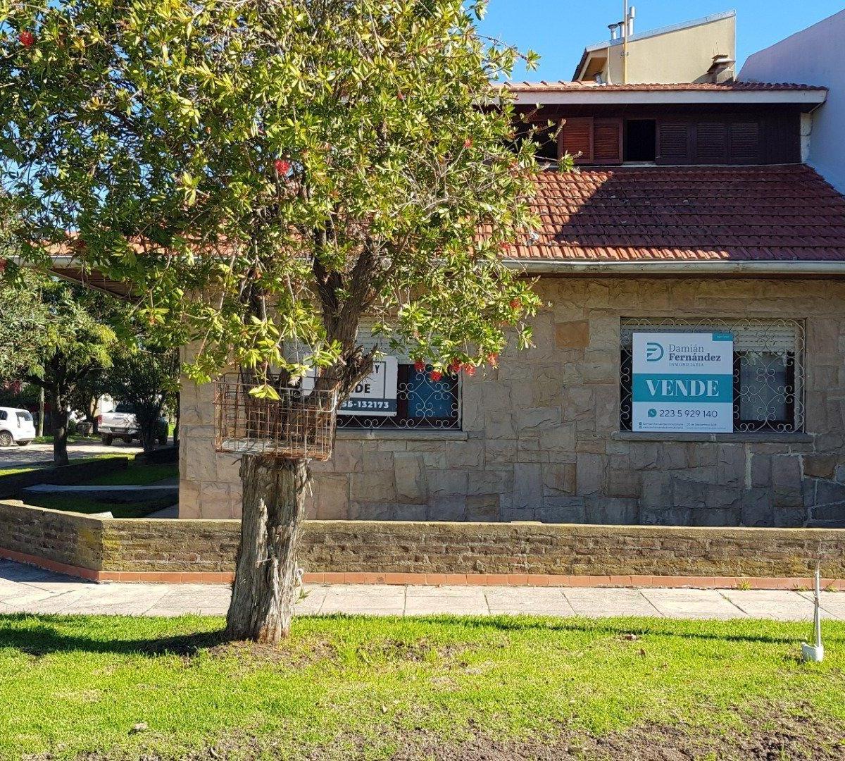 Casa de 4 ambientes más departamento de 3 ambientes en planta alta sobre lote en esquina