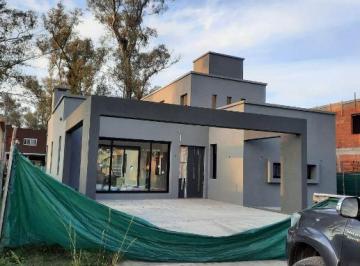 Casa · 166m² · 4 Ambientes · 2 Cocheras · Casa en Venta en Francisco Alvarez