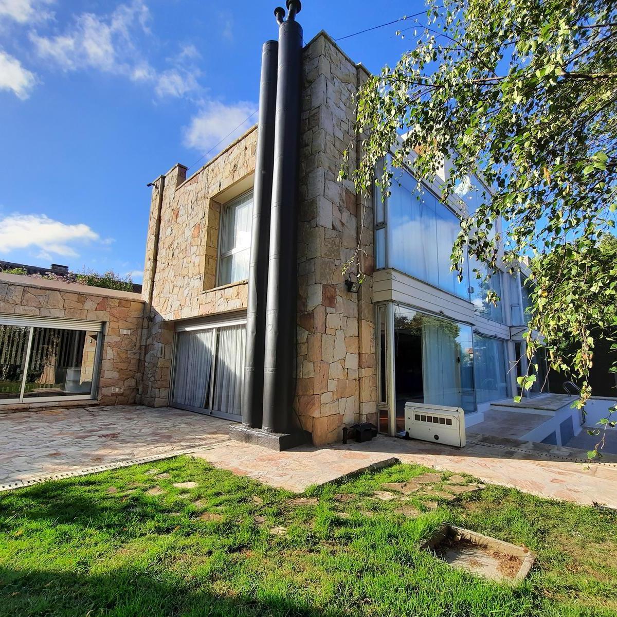 Importante residencia en esquina del barrio Los Troncos, 615m²