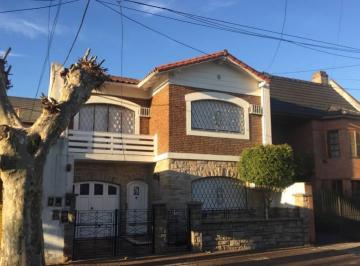Casa · 340m² · 5 Ambientes · 1 Cochera · Chalet en Venta en Ramos Mejia Sur