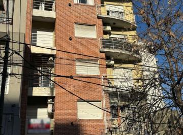 Departamento · 35m² · 2 Ambientes · 1 Cochera · Departamento Al Frente con Balcon y Cochera en Caseros Centro