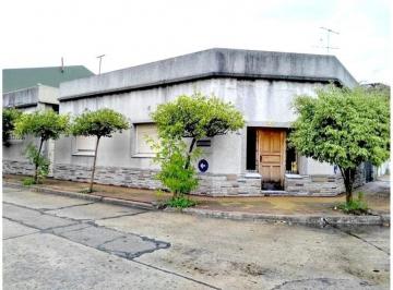 Casa · 210m² · 3 Ambientes · Casa con Galpon C/entrada por 2 Calles en Avellaneda