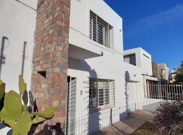 Casa de 4 ambientes, Córdoba · !oportunidad! Casa en Venta - Zona Muy Segura - 3dorm - 3baños - Pileta - Cochera Doble - Galeria - Asador