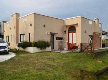 Casa · 210m² · 6 Ambientes · 2 Cocheras · Casa en El Golf Canton