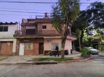 Casa · 210m² · 5 Ambientes · En Venta en Palomar Centro Propiedad en Esquina Depto 1 Amb en Pb y de 4 Ambientes en Planta Alta To
