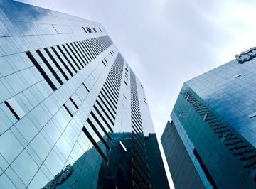 EDIFICIO EN TORRE CON CURTAIN WALL · Oficina Moderna en Edificio Corporativo Premium con Cochera - (160 M&sup2;) -