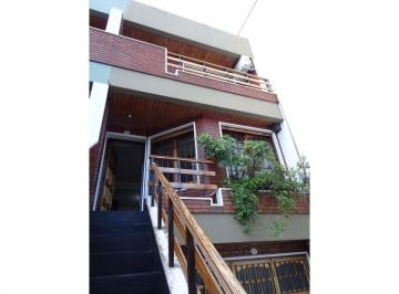 Casa de 6 ambientes, Parque Chacabuco · Hermoso Triplex en Parque Chacabuco. 6 Ambientes. Excelente Ubicacion!