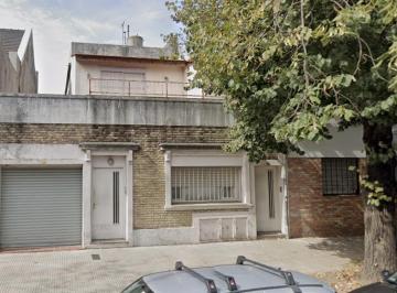 Casa · 200m² · 8 Ambientes · 1 Cochera · Casa Multi Familiar - Monte Castro