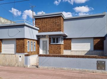 Casa de 5 ambientes, Rosario · Casa en Venta (Apta Crédito) - 4 Dorm. con Patio; Zona Norte