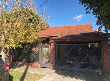 Casa de 4 ambientes, Almirante Brown · Casa con Amplio Lote en Adrogue