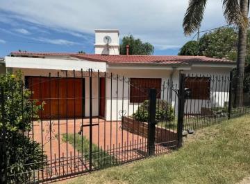 Casa · 209m² · 10 Ambientes · 2 Cocheras · Casa Unquillo 3 Dorm. - Apta Credito