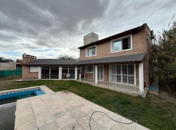Casa · 300m² · 5 Ambientes · 4 Cocheras · La Salle Casa en Housing Privado 3 Dorm. Quincho
