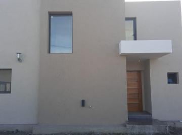 Casa de 4 ambientes, Río Ceballos · Venta de Casa en Barrio Cerrado Villa Catalina Sobre Ruta E53