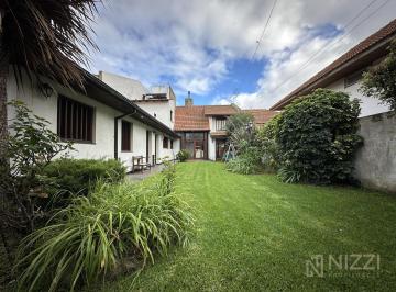 Casa · 240m² · 6 Ambientes · 2 Cocheras · Chalet en Los Troncos