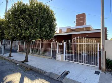 Casa · 179m² · 6 Ambientes · 2 Cocheras · Casa de 4 Dorm. en Venta en Barrio La France - Apto Bancor