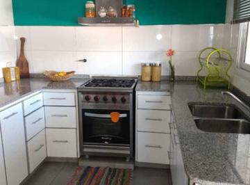 Casa · 220m² · 4 Ambientes · 1 Cochera · Lomas del Chateau Casa en Venta