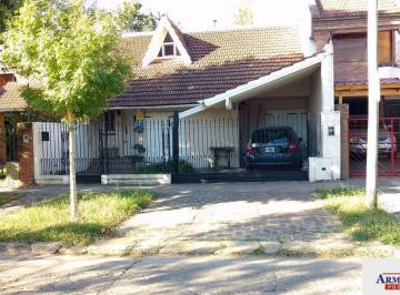 Casa · 170m² · 4 Ambientes · 1 Cochera · Chalet Edificado en Dos Plantas