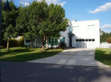Casa · 600m² · 6 Ambientes · 2 Cocheras · Casa Estilo Minimalista Moderno, en Sector Los Pinos del Barrio Privado Rumencó.