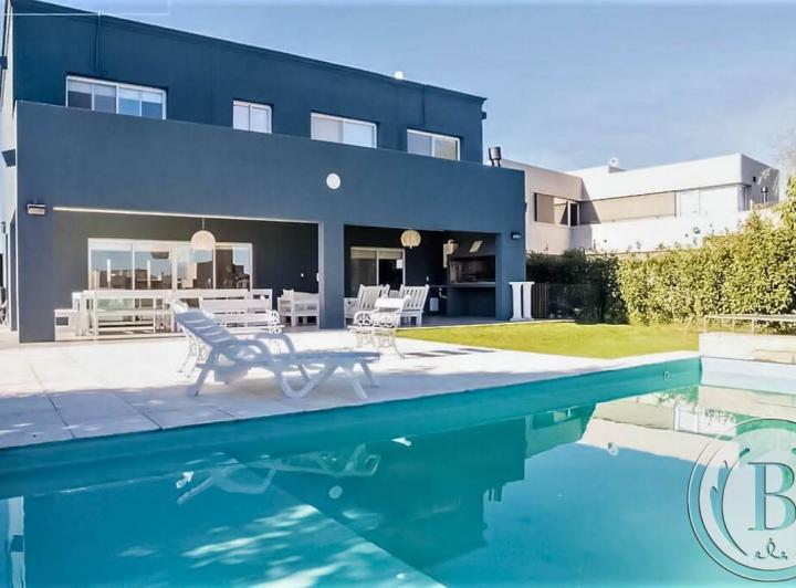 Casa · 230m² · 5 Ambientes