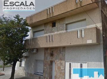 Casa · 160m² · 6 Ambientes · 1 Cochera · Casa en Venta de 3 Dorm Patio y Cochera