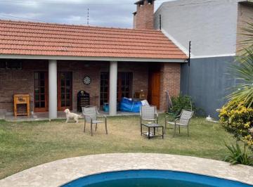 Casa · 300m² · 4 Ambientes · 2 Cocheras · Casa a La Venta en Heriberto Martínez