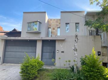 Casa · 200m² · 4 Ambientes · 1 Cochera · Casa Impecable Estado en Barrio Smithfield