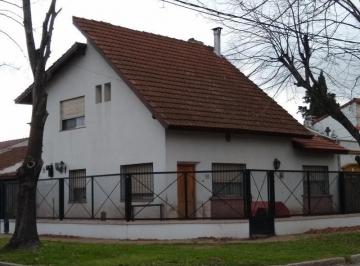 Casa · 120m² · 6 Ambientes · 1 Cochera · Chalet Desarrollado en Dos Plantas - Adrogue - Acepta Permuta por Casa en Zona de Quintas
