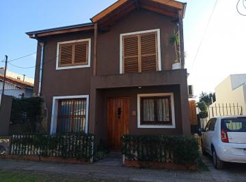 Casa de 5 ambientes, Lomas de Zamora · Chalet en Dos Plantas Sobre Amplio Lote