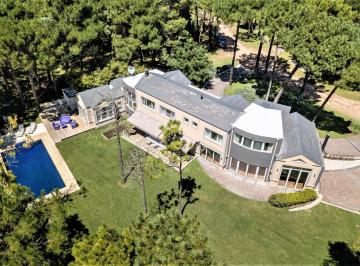 Casa · 550m² · 8 Ambientes · 4 Cocheras · Oportunidad: Impecable Casa en Golf de Pinamar