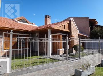 Casa · 235m² · 6 Ambientes · 2 Cocheras · Casa Venta Santa Genoveva, 3 Dorm., 4 Baños, Jardín con Pileta y Cochera