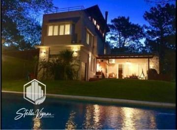 Casa · 300m² · 6 Ambientes · 1 Cochera · Casa en Cariló con Pileta Climatizada en Venta