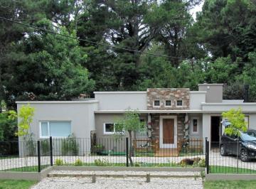 Casa · 180m² · 4 Ambientes · 1 Cochera · Oportunidad Casa con Pileta Climatizada Cubierta en Venta Pinamar por Viaje