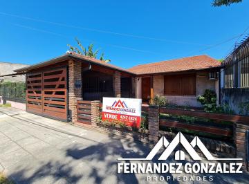 Casa de 6 ambientes, Lomas de Zamora · Hermoso Chalet de 6 Amb. de Categoria con Garage Fondo Libre y Piscina.