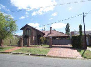 Casa de 9 ambientes, La Plata · Imponente Casa en Venta - Pileta - Quincho - Oportunidad
