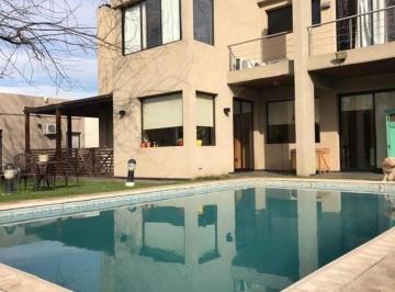 Casa · 212m² · 5 Ambientes · 3 Cocheras · Fincas de Iraola 2