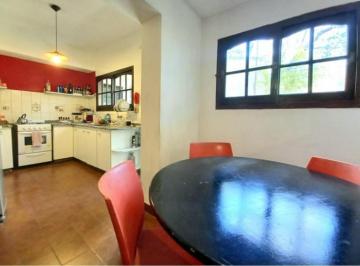 Casa · 210m² · 5 Ambientes · 1 Cochera · Casa en Venta - Castelar Norte