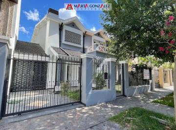 Casa · 240m² · 4 Ambientes · 3 Cocheras · Chalet Barrio Guemes