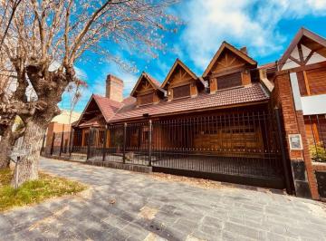 Casa de 10 ambientes, Lomas de Zamora · Casa con 5 Dorm. y Piscina en Venta - Lomas de Zamora