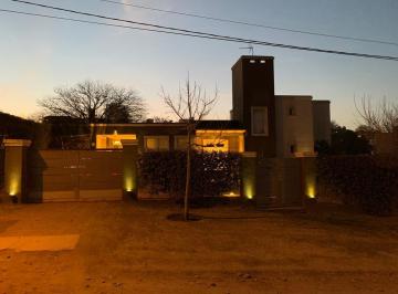 Casa · 266m² · 8 Ambientes · 1 Cochera · Villa Allende Cumbres, 3 Dorm. con Piscina